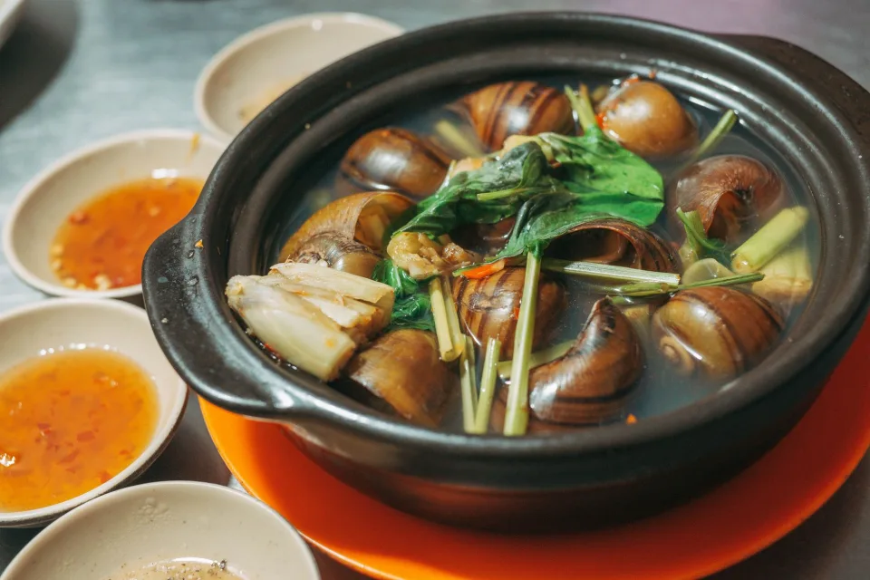 Bàn nướng đông khách tại Huỳnh Văn Từng
